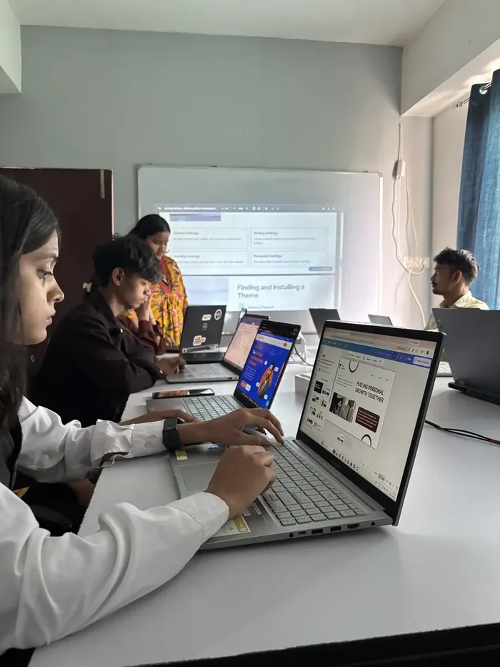 Practical digital marketing classroom training session at Digi Vidyarthi in Paharia Varanasi