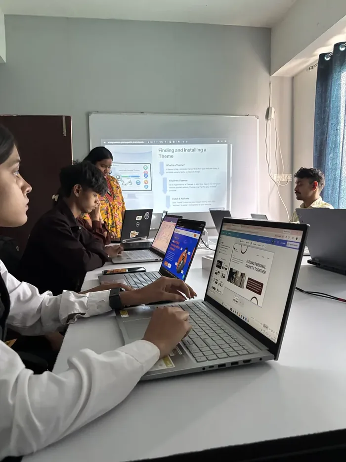 Students analyzing SEO metrics and campaign data at Digi Vidyarthi Varanasi